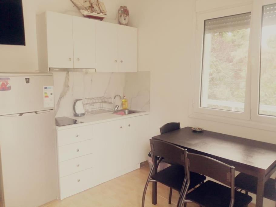3 Room Apartment By The Beach - Free Parking Peraía Esterno foto